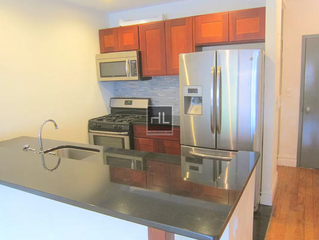 Building Photo - 1.5BR Flex 2BR 1BA w/ In-Unit Laundry In O...