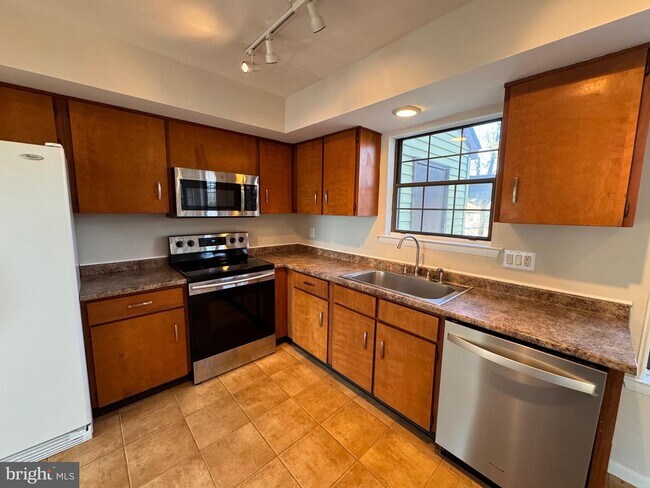 Building Photo - 120 Redwood Dr