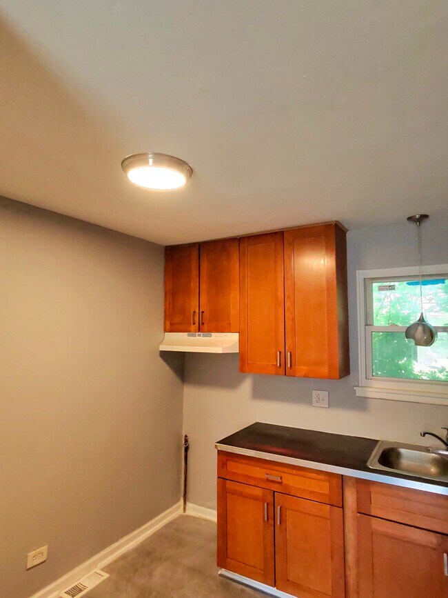 Foto del edificio - 1228 W 109th St