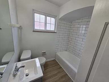 Foto del edificio - Renovated 2BD/1BA Apartment | Bexley Area | Hardwood Floors | Pets Welcome