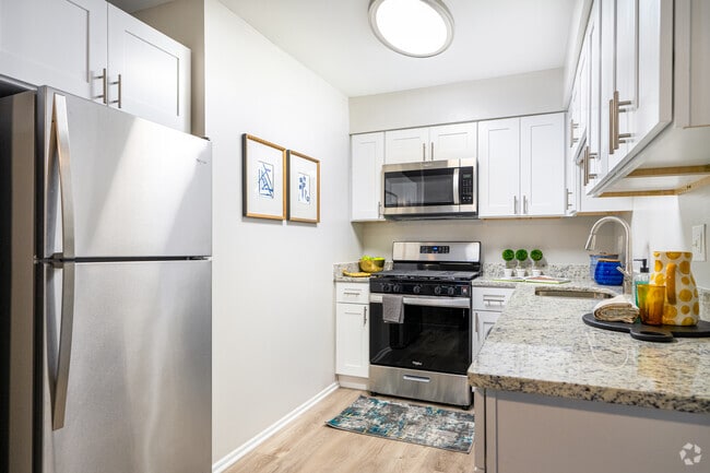 1 habitación, 1,5 baños, 800 pies cuadrados, cocina - The Greenway at Carol Stream