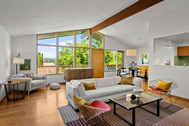 Foto del edificio - 4 Bed / 3 Bath in the Hallinan Neighborhood
