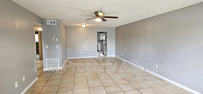 Foto del edificio - 725 Northlake Blvd