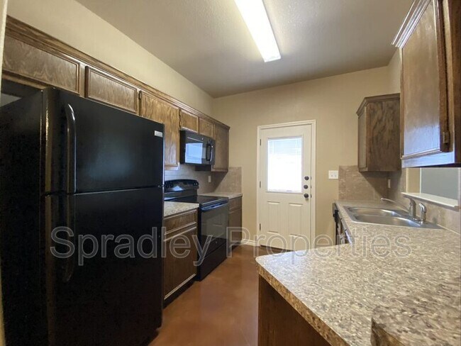 Building Photo - 621B Karey Dr