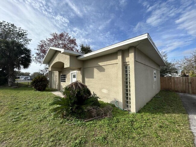 Building Photo - 1022 N Swindell Ave