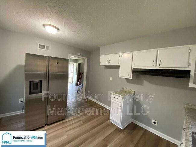 Building Photo - 3384 Dobbin Ferry Ave