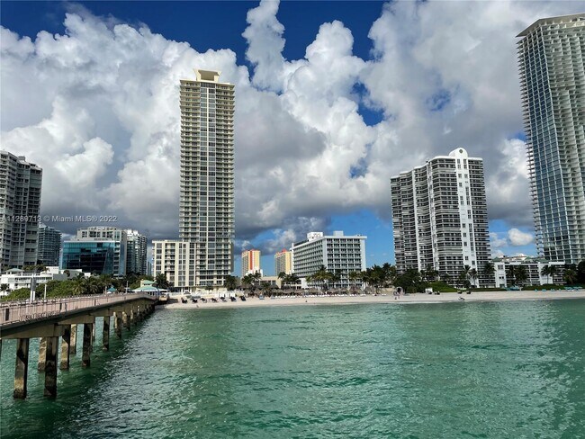 Foto del edificio - 16699 Collins Ave