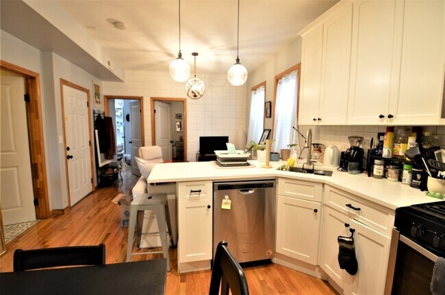 Building Photo - 179 Putnam St