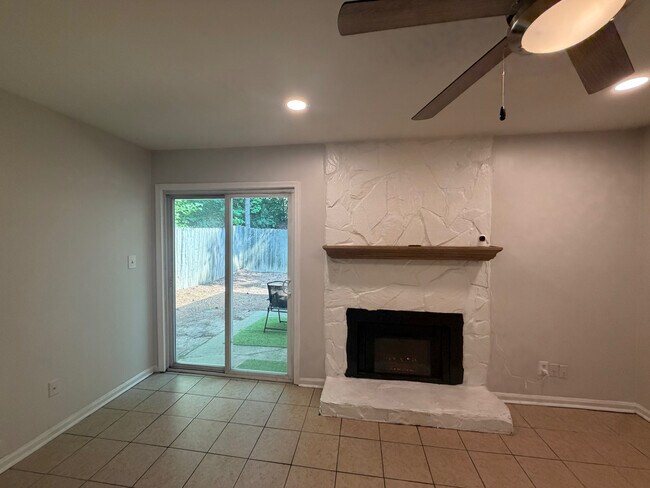 Foto del edificio - Room in Townhome on Baker Ct