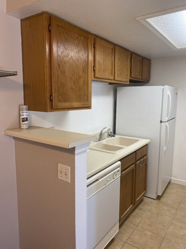 Foto del edificio - "Charming 1-Bedroom Condo with Cozy Fireplace and Garage in Prime Denver Location!"  Available Now!