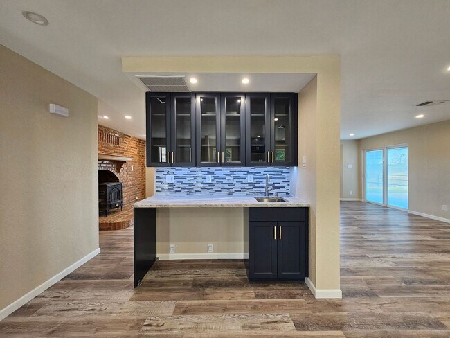 Foto del edificio - NEW IN MANAGEMENT - AVAILABLE NOW!