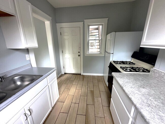 Foto del edificio - 7917 Linwood Ave