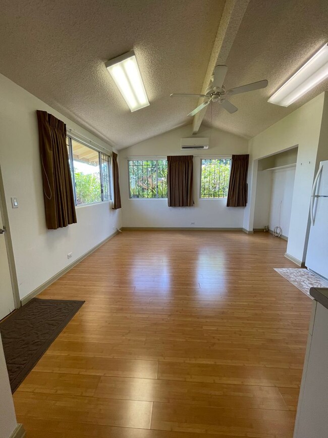 Building Photo - Clean, Spacious, and Large 1Bdrm 1Bath,   ...