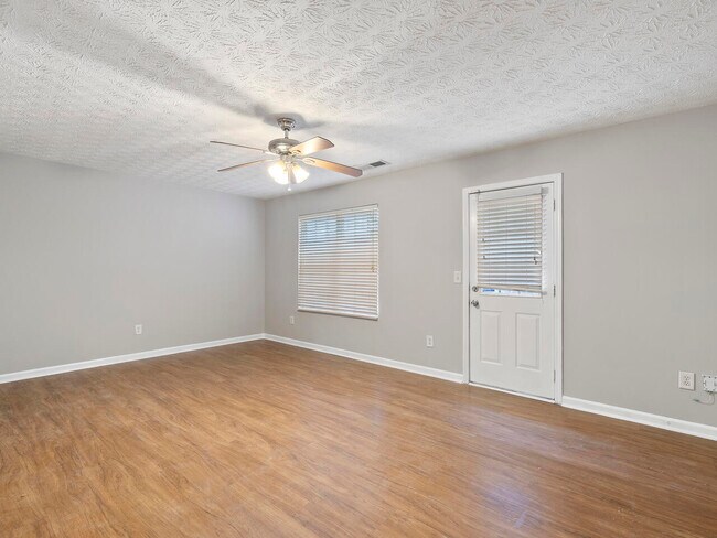 Building Photo - 5635 Union Pointe Dr