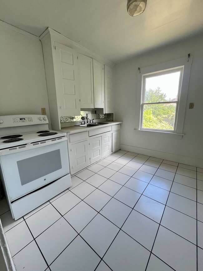 Building Photo - Two Bedroom Home
