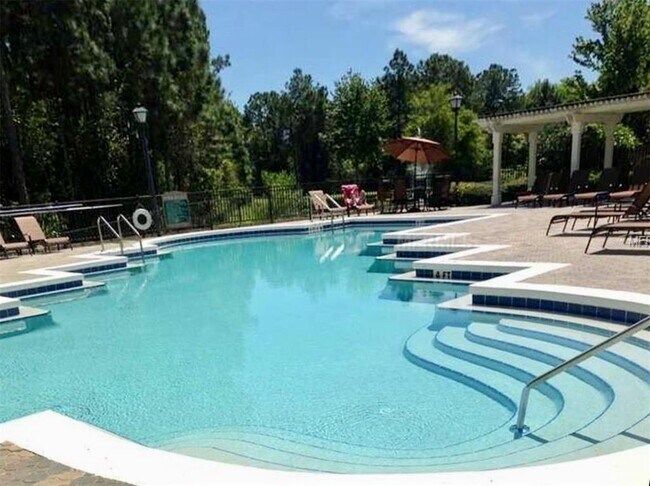 Foto del edificio - 737 Crest Pines Dr