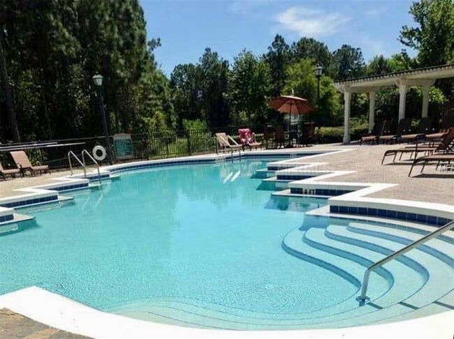 Building Photo - 737 Crest Pines Dr