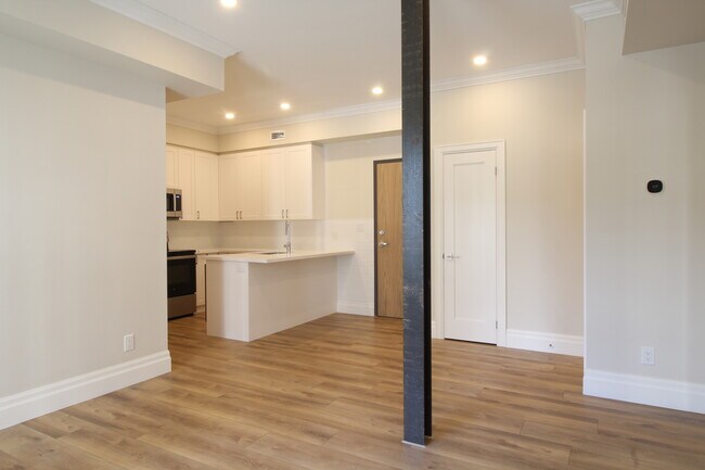 Photo du bâtiment - 100 Charlton Ave W