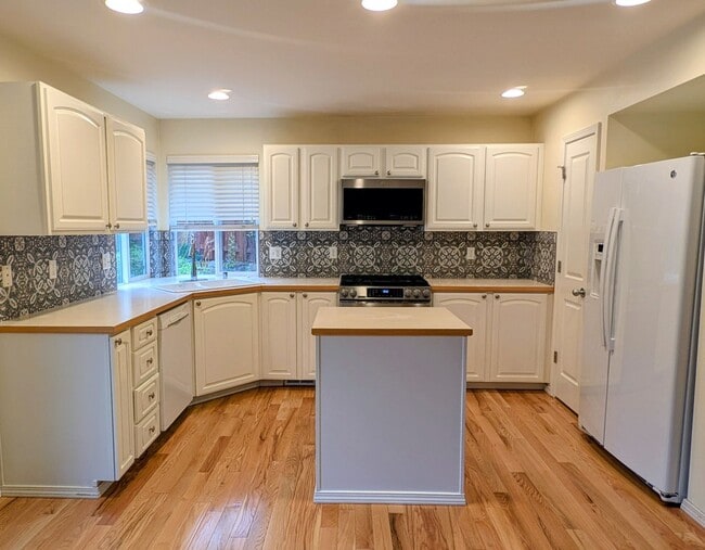Building Photo - Nice 3 Bedroom plus den/flex space Home in...