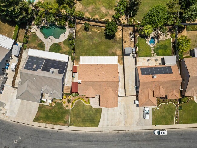 Building Photo - RARE NORTHWEST GEM!!! 3Bedrooms 2Baths 2Li...
