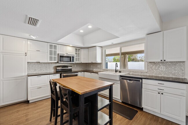 Building Photo - 2133 E El Parque Dr