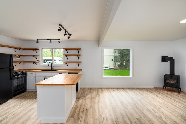 Foto del edificio - 121 Pinewood Ln