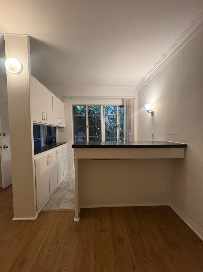 Interior Photo - 1260-1264 N Hayworth Ave