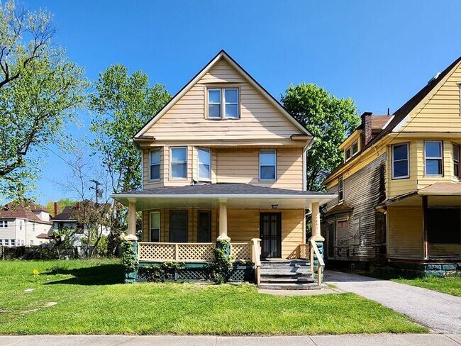 Foto del edificio - 5 Bed 2 Bath Spacious two-story home