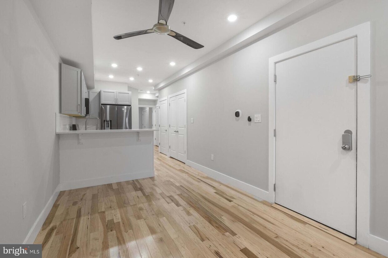 Primary Photo - 1142 Frankford Ave