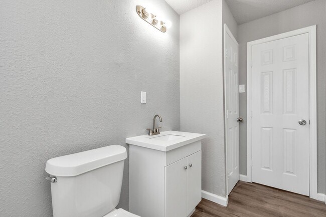 Building Photo - NICE 2 BEDROOM 1 BATH WITH 1600 SF