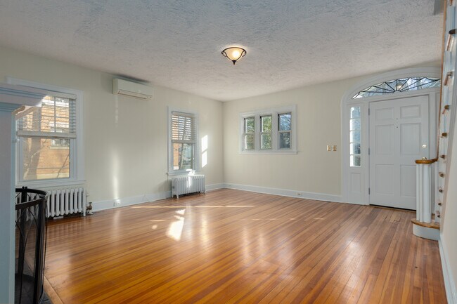 Foto del edificio - 16 Meadow Ave