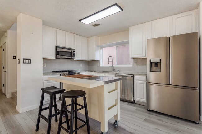 Building Photo - 708 Troon Dr SE