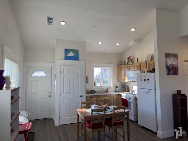Building Photo - Furnished Home In Paradise!
