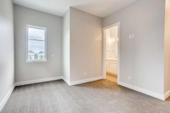 Building Photo - Evolve Real Estate: Gorgeous 4 Level End Unit  Available for Move-in on June 2nd!