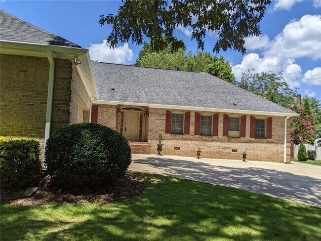 Building Photo - 4825 Lakeland Dr