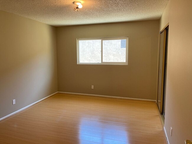 Building Photo - 434 E Tujunga Ave