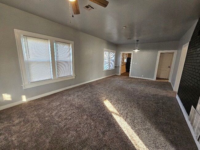 Foto del edificio - 715 E Church St