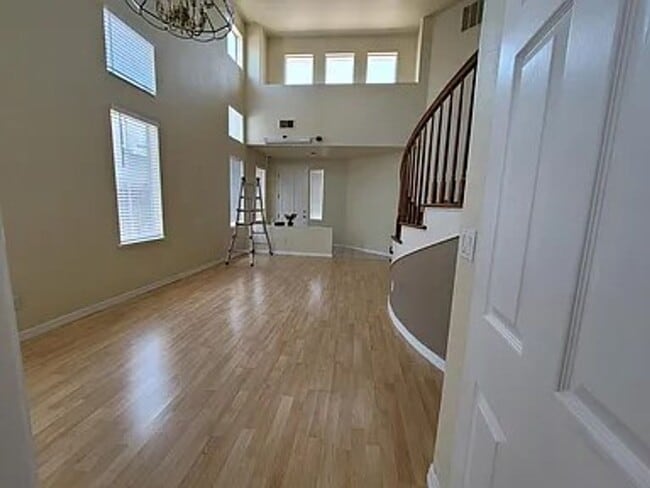 Building Photo - Spacious 4 Bed 3 Bath Home with a Pool!