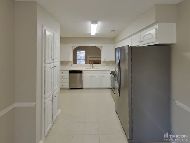Building Photo - 721 Parkview Dr