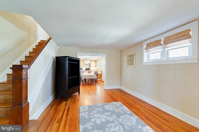 Building Photo - 207 W 11th Ave
