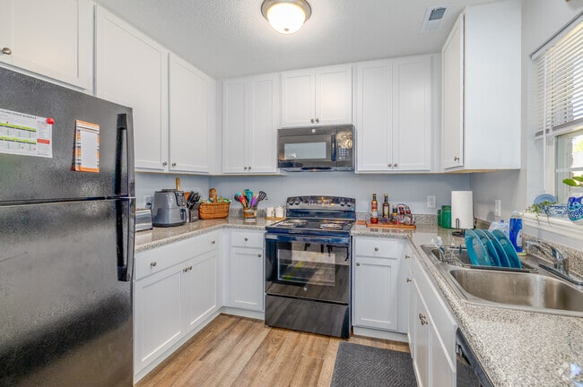 2BR, 2BA - 1,066SF - Kitchen - Paige Mill Court Apartments