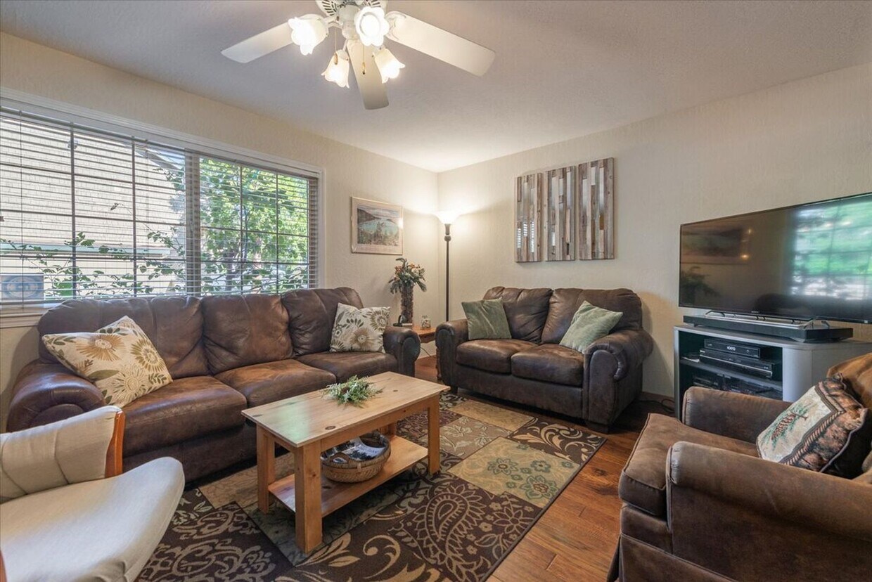 Foto principal - Lake Forest 3 Bedroom Ski Lease
