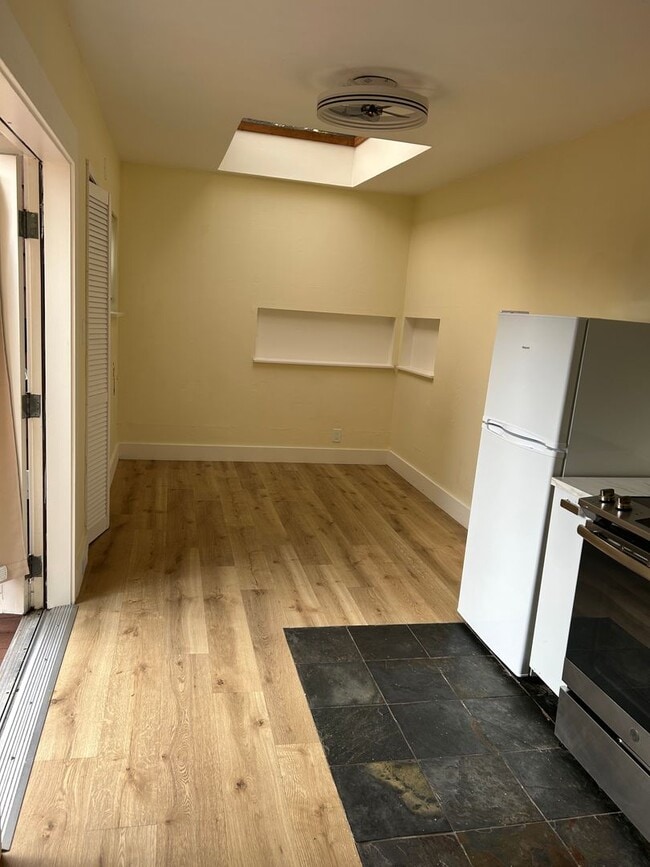 Foto del edificio - Newly Updated Detached Studio w/Private Deck in Prime Castro Location