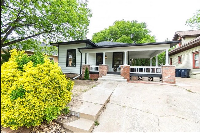 Building Photo - * * * $750 Move-In Special!!! * * * Stylish 3-Bedroom Home in Mesta Park – Minutes from Downtown ...