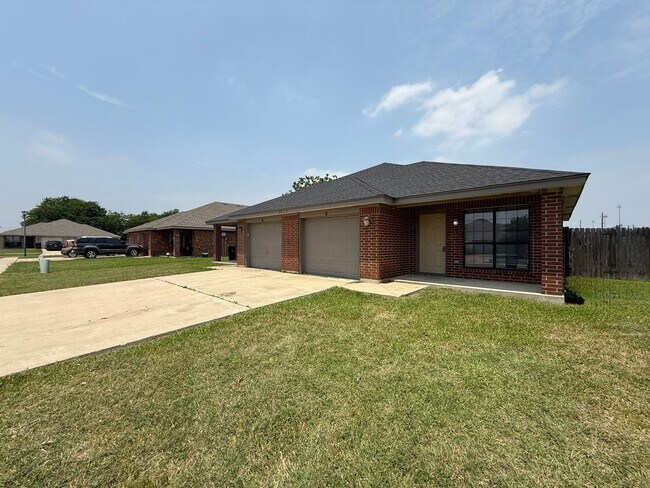 Foto del edificio - PRICE REDUCTION - AVAILABLE NOW!