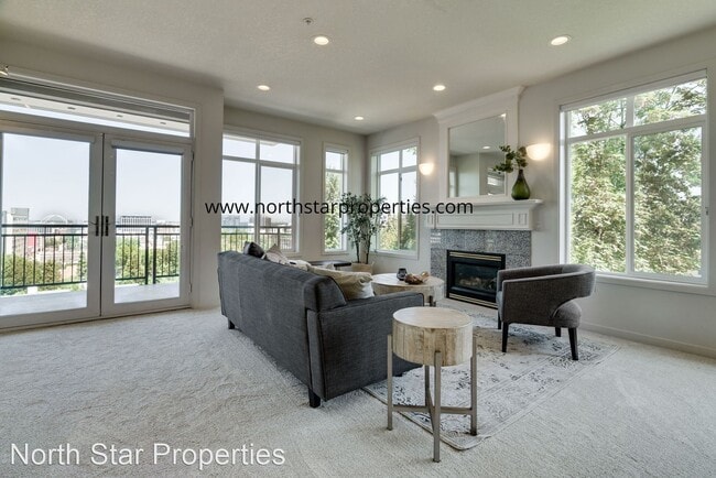 Building Photo - 3 br, 2.5 bath House - 1815 SW 16th Ave #301