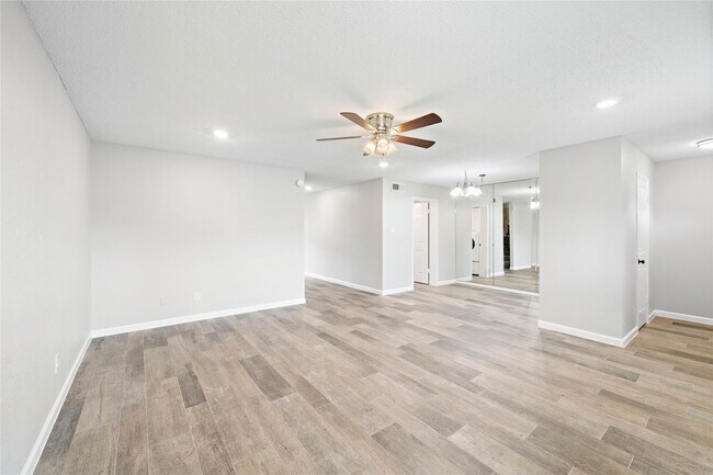 Foto del edificio - 14256 Misty Meadow Ln