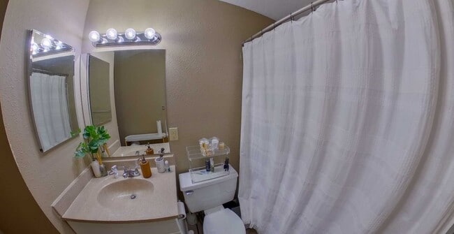 Building Photo - Enclosed Sun room + 2-Car Garage + Washer ...