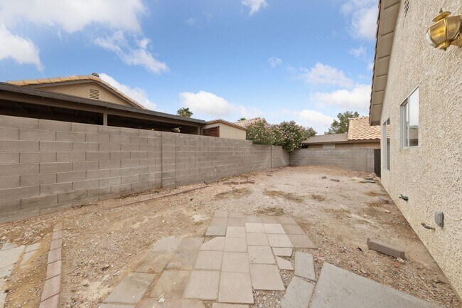 Foto del edificio - Spacious 4-Bedroom Home on Oversized Lot –...