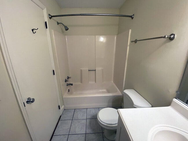 Building Photo - 184 Montmullin St